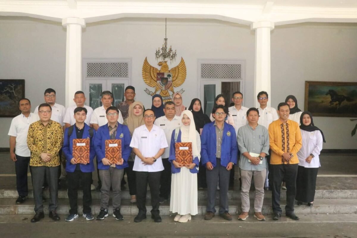 Sekda Kabupaten Sukabumi, Ade Suryaman, melepas empat mahasiswa UMMI penerima beasiswa ke Korea Selatan.