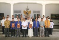 Sekda Kabupaten Sukabumi, Ade Suryaman, melepas empat mahasiswa UMMI penerima beasiswa ke Korea Selatan.