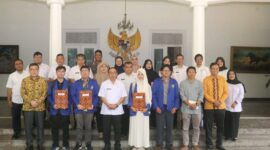 Sekda Kabupaten Sukabumi, Ade Suryaman, melepas empat mahasiswa UMMI penerima beasiswa ke Korea Selatan.