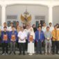 Sekda Kabupaten Sukabumi, Ade Suryaman, melepas empat mahasiswa UMMI penerima beasiswa ke Korea Selatan.