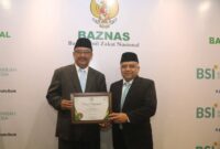 Bupati Sukabumi H. Asep Japar menerima penghargaan Baznas Award 2025