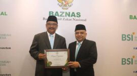 Bupati Sukabumi H. Asep Japar menerima penghargaan Baznas Award 2025