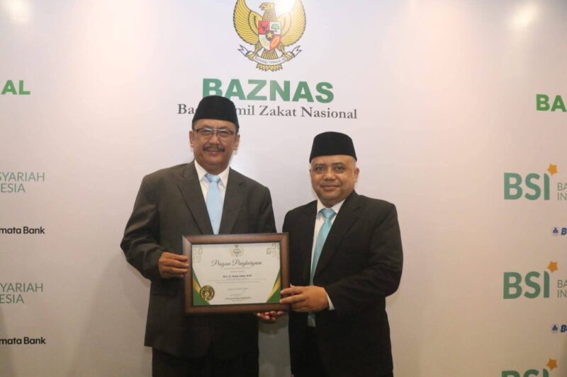 Bupati Sukabumi H. Asep Japar menerima penghargaan Baznas Award 2025
