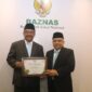 Bupati Sukabumi H. Asep Japar menerima penghargaan Baznas Award 2025