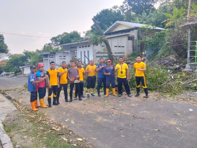 Dinas Damkar Kabupaten Sukabumi bersama Dalmas Polres