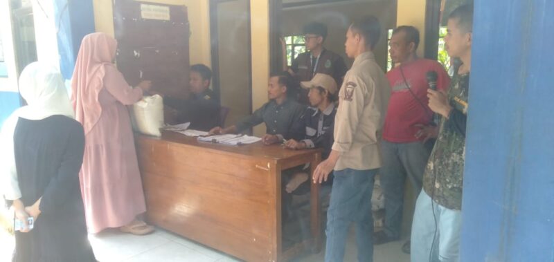 Pemdes Margalaksana salurkan bantuan beras dari Bulog kepada 475 Keluarga Penerima Manfaat (KPM).