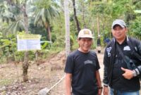 H. Junajah anggota DPRD Kabupaten Sukabumi Komisi III meninjau langsung pembangunan jalan desa di Kampung Cikopi,