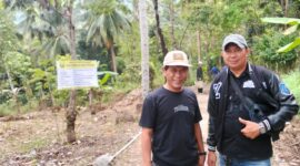 H. Junajah anggota DPRD Kabupaten Sukabumi Komisi III meninjau langsung pembangunan jalan desa di Kampung Cikopi,