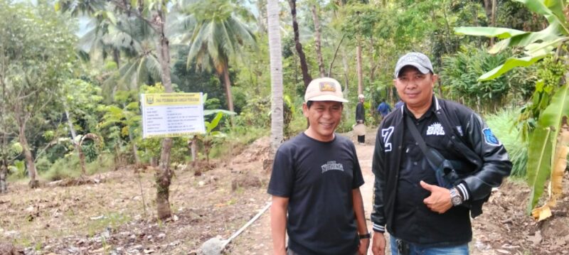 H. Junajah anggota DPRD Kabupaten Sukabumi Komisi III meninjau langsung pembangunan jalan desa di Kampung Cikopi,