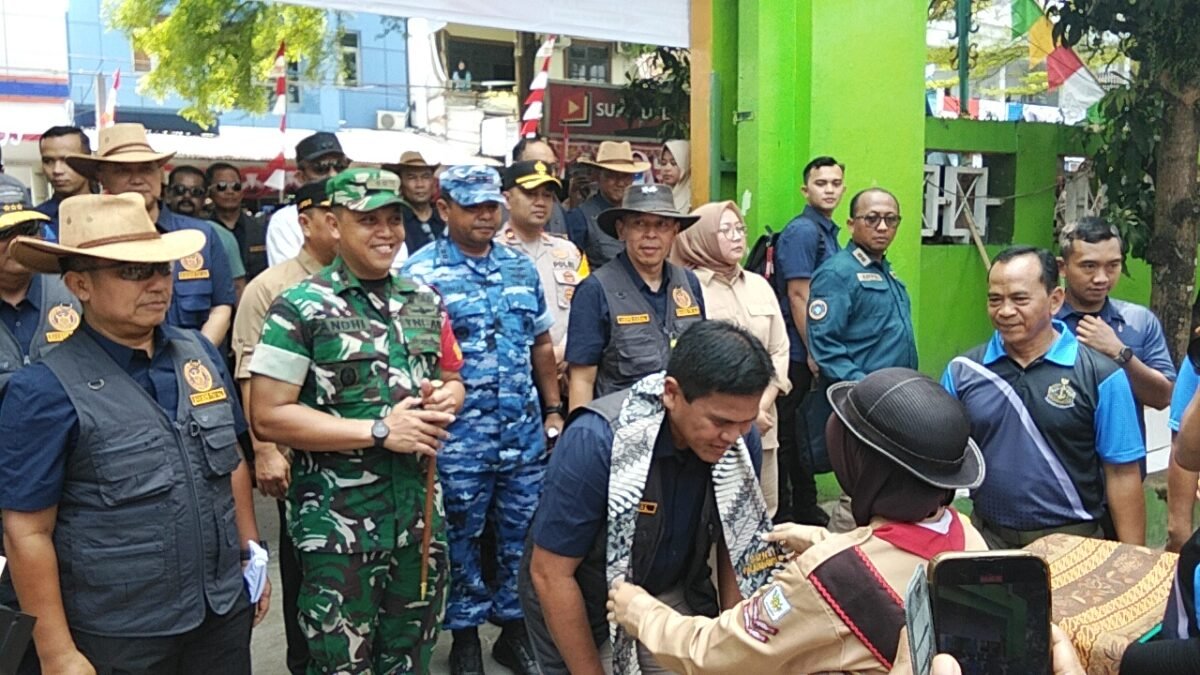 KSAL Laksamana TNI Muhammad Ali menyerahkan bantuan pendidikan untuk siswa SDN 1 Palabuhanratu.
