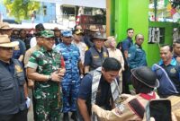 KSAL Laksamana TNI Muhammad Ali menyerahkan bantuan pendidikan untuk siswa SDN 1 Palabuhanratu.