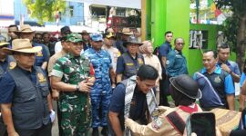 KSAL Laksamana TNI Muhammad Ali menyerahkan bantuan pendidikan untuk siswa SDN 1 Palabuhanratu.