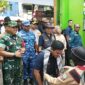 KSAL Laksamana TNI Muhammad Ali menyerahkan bantuan pendidikan untuk siswa SDN 1 Palabuhanratu.