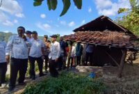 Bupati Sukabumi H. Asep Japar meninjau langsung kondisi warga Desa Loji yang tinggal di kandang domba.