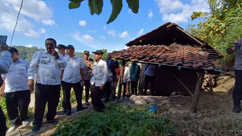 Bupati Sukabumi H. Asep Japar meninjau langsung kondisi warga Desa Loji yang tinggal di kandang domba.