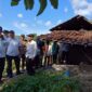 Bupati Sukabumi H. Asep Japar meninjau langsung kondisi warga Desa Loji yang tinggal di kandang domba.