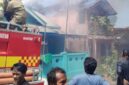 Lima rumah warga di Kampung Pasir Muncang, Sukaraja, hangus terbakar akibat korsleting listrik. Petugas berjibaku memadamkan api selama dua jam.