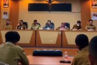 Kepala Bappelitbangda Kabupaten Sukabumi, Aep Majmudin, memimpin rapat internal