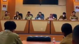 Kepala Bappelitbangda Kabupaten Sukabumi, Aep Majmudin, memimpin rapat internal