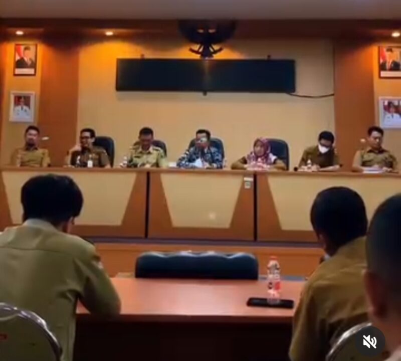 Kepala Bappelitbangda Kabupaten Sukabumi, Aep Majmudin, memimpin rapat internal