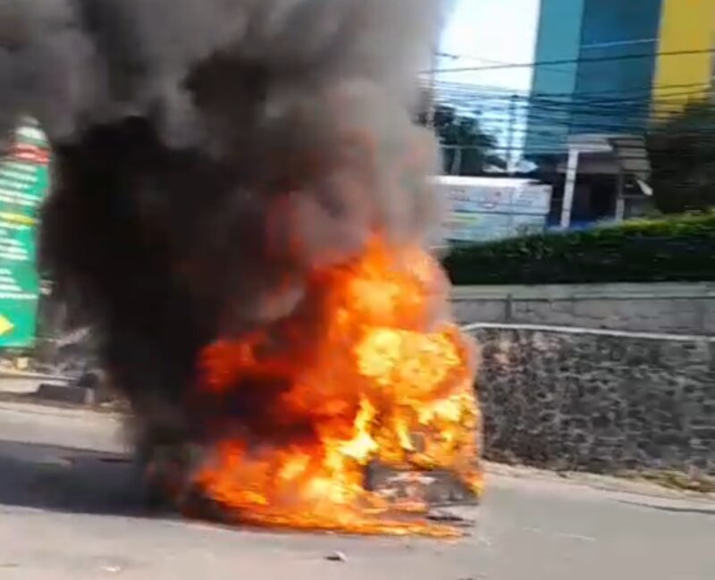 Respons cepat DPKP Kabupaten Sukabumi Posko VII Sukaraja berhasil evakuasi satu unit angkot terbakar