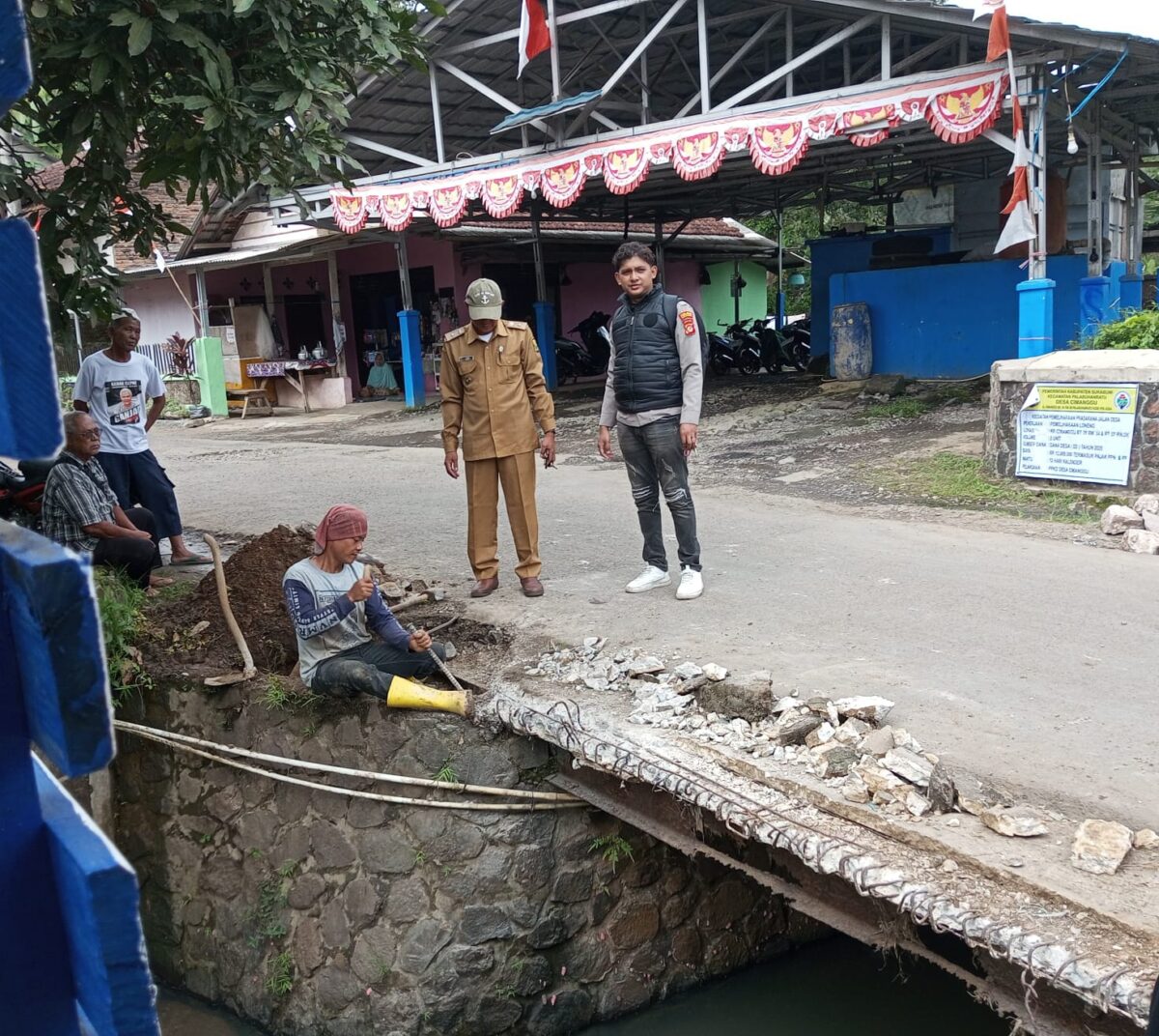 Pemerintah Desa Cimanggu Kecamatan Palabuhanratu mulai melaksanakan pembangunan pagar pembatas jalan