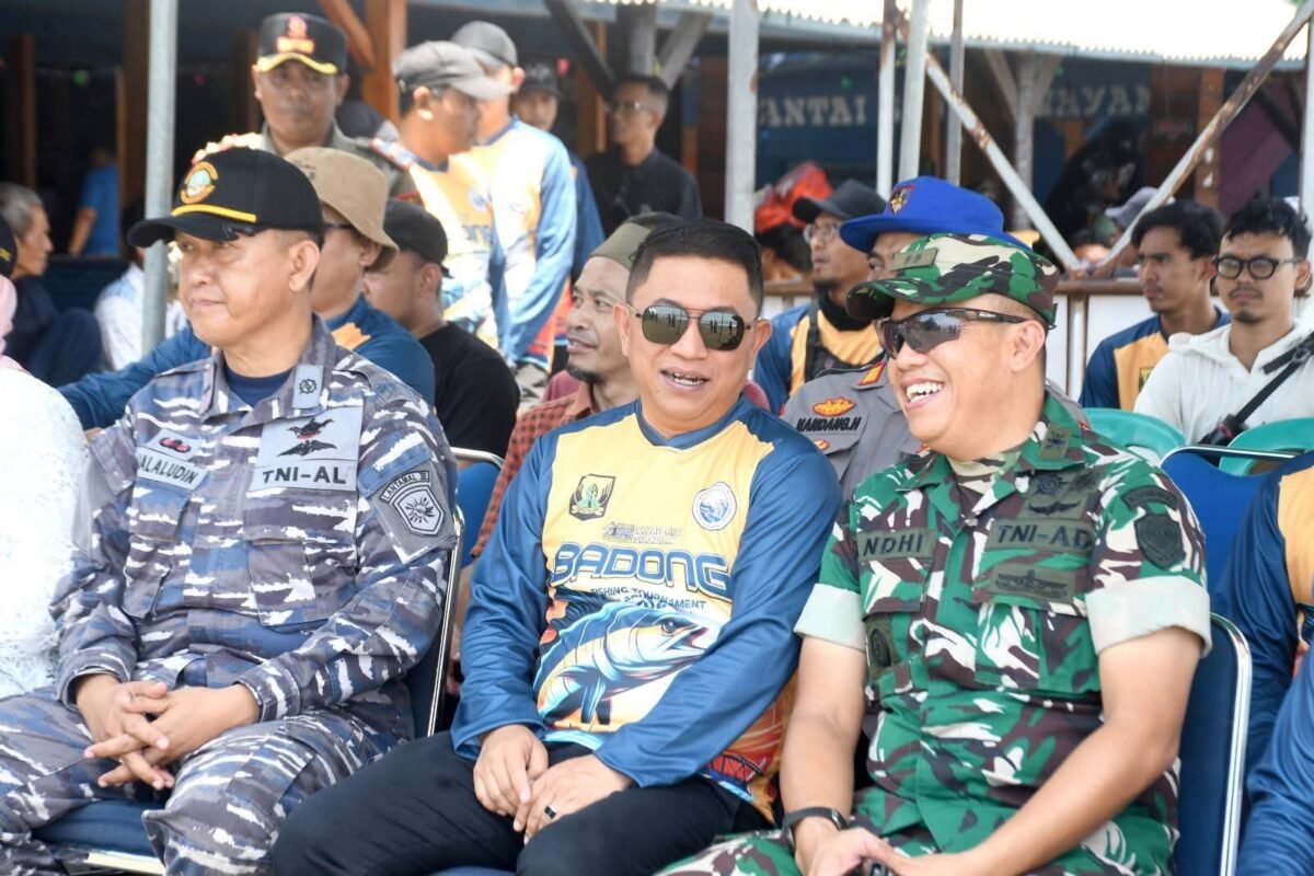 Wakil Bupati Sukabumi H. Andreas membuka Badong Fishing Tournament di Pantai Sangrawayang.