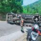 Truk bermuatan kayu palet terguling di Jalur Buniwangi-Cikidang, sopir bersyukur selamat dari insiden.