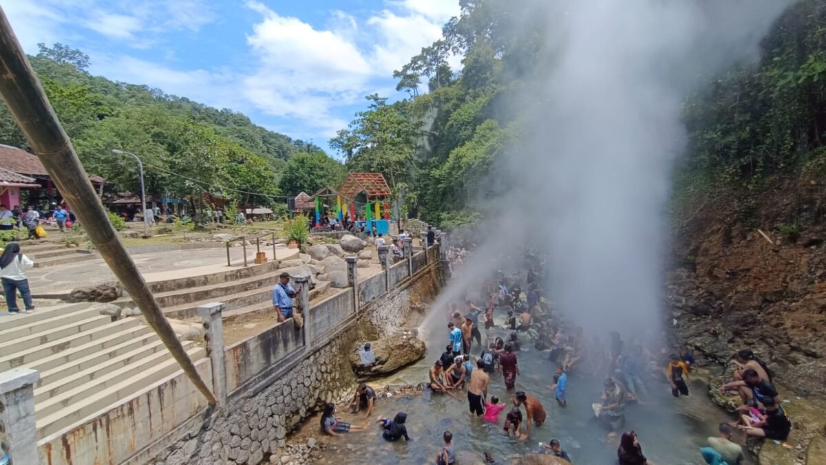 Libur panjang Maulid Nabi membawa berkah bagi sektor pariwisata Kabupaten Sukabumi.