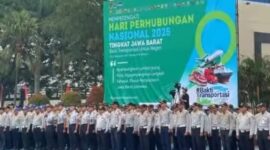 Kepala Dinas Perhubungan Kabupaten Sukabumi Drs. H. Budianto, M.Si menghadiri upacara peringatan Hari Perhubungan Nasional