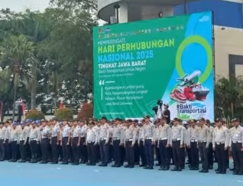 Kepala Dinas Perhubungan Kabupaten Sukabumi Drs. H. Budianto, M.Si menghadiri upacara peringatan Hari Perhubungan Nasional