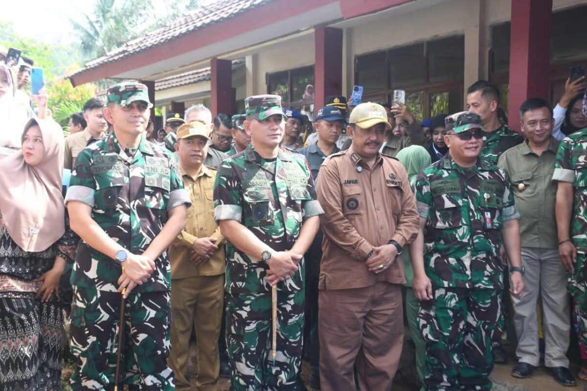 Pangdam III/Siliwangi Mayjen TNI Kosasih meresmikan Jembatan Panel Garuda