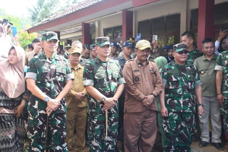Pangdam III/Siliwangi Mayjen TNI Kosasih meresmikan Jembatan Panel Garuda