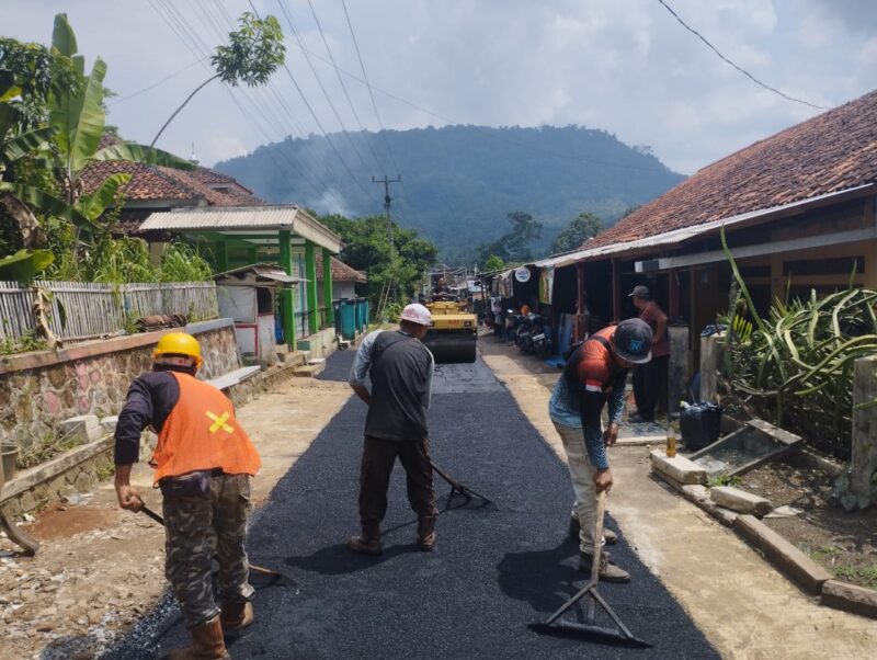 Pemerintah Desa Cimanggu terus berupaya meningkatkan kesejahteraan masyarakat melalui pembangunan infrastruktur.