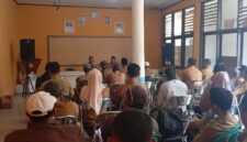 Camat Cisolok Okih Pajri Assidiq memimpin evaluasi capaian PBB 2025