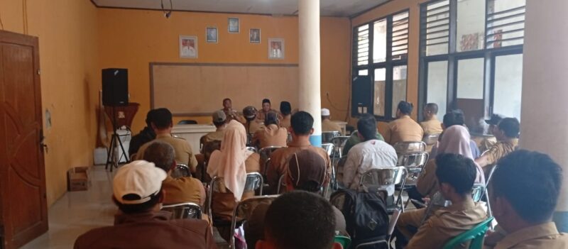 Camat Cisolok Okih Pajri Assidiq memimpin evaluasi capaian PBB 2025