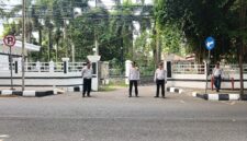 Personel Dishub Kabupaten Sukabumi terus berkomitmen menjaga kelancaran arus lalu lintas di kawasan strategis Palabuhanratu.