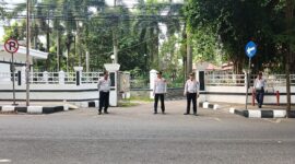 Personel Dishub Kabupaten Sukabumi terus berkomitmen menjaga kelancaran arus lalu lintas di kawasan strategis Palabuhanratu.