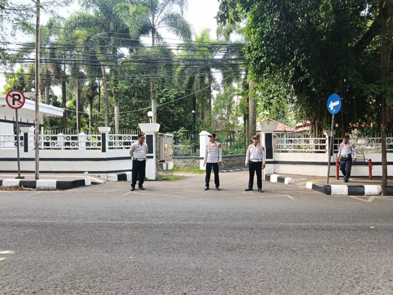 Personel Dishub Kabupaten Sukabumi terus berkomitmen menjaga kelancaran arus lalu lintas di kawasan strategis Palabuhanratu.