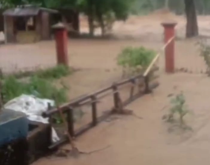 Curah hujan tinggi sebabkan Sungai Cikakak meluap