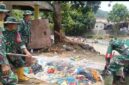 TNI bersama warga Cisolok bahu-membahu membersihkan sisa material banjir