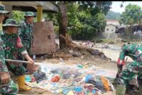 TNI bersama warga Cisolok bahu-membahu membersihkan sisa material banjir