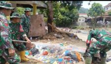 TNI bersama warga Cisolok bahu-membahu membersihkan sisa material banjir