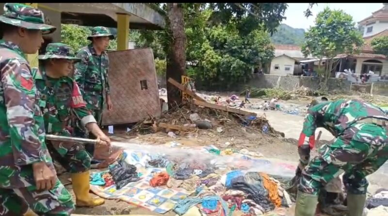 TNI bersama warga Cisolok bahu-membahu membersihkan sisa material banjir