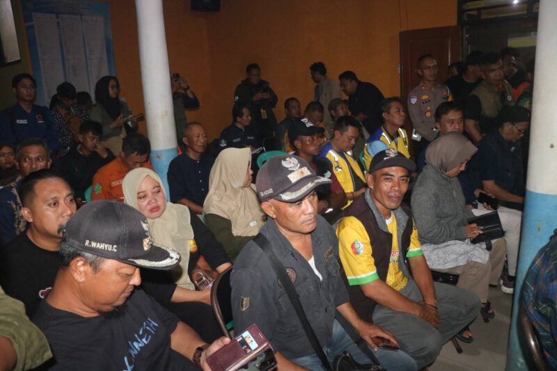 Dinas Damkar Kabupaten Sukabumi turut berperan aktif dalam penanganan bencana banjir