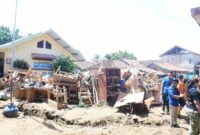 Dinas Damkar Kabupaten Sukabumi bergerak cepat membantu penanganan banjir dan longsor di Kecamatan Cisolok