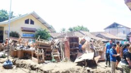 Dinas Damkar Kabupaten Sukabumi bergerak cepat membantu penanganan banjir dan longsor di Kecamatan Cisolok