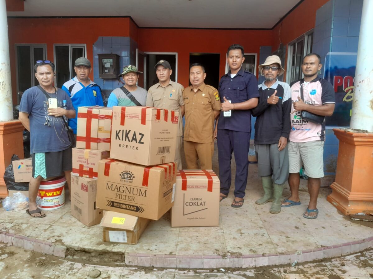Dinas Perikanan Kabupaten Sukabumi menyalurkan bantuan pakaian layak pakai bagi warga terdampak banjir bandang