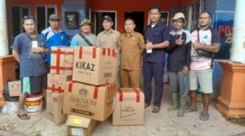 Dinas Perikanan Kabupaten Sukabumi menyalurkan bantuan pakaian layak pakai bagi warga terdampak banjir bandang
