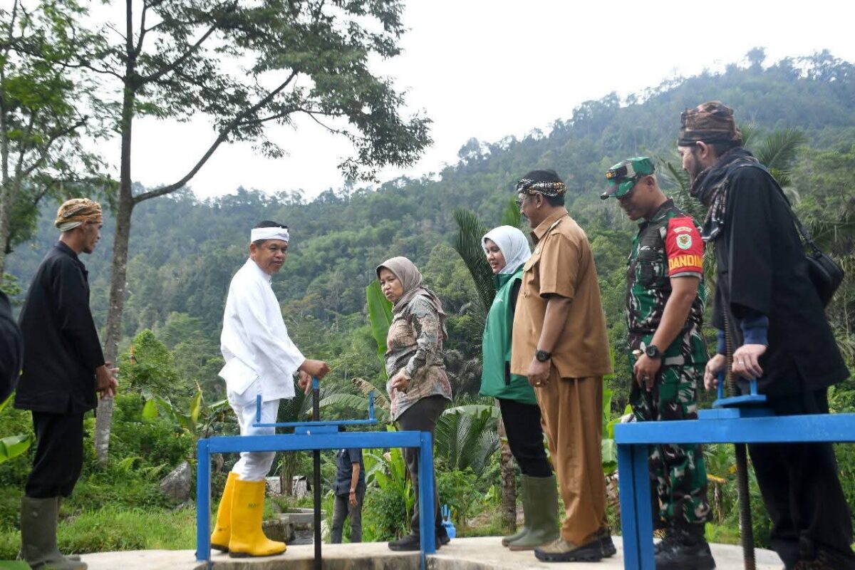 Gubernur Jawa Barat H. Dedi Mulyadi meresmikan renovasi PLTMH Ciganas